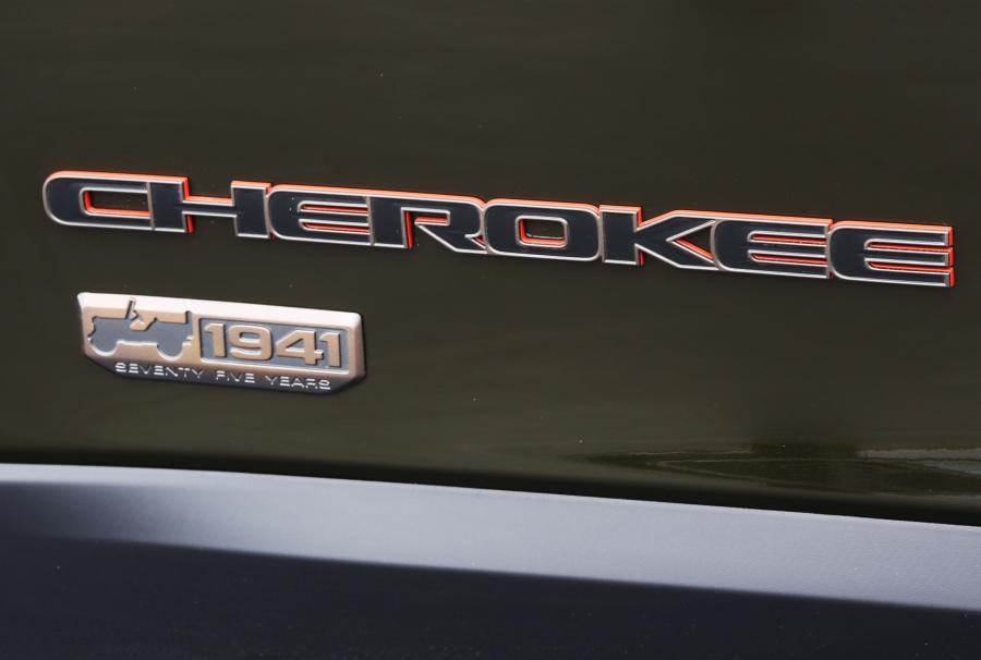 Логотип Jeep Cherokee 75th Anniversary (KL) 2016 года  (WW) (фото 6 из 24)